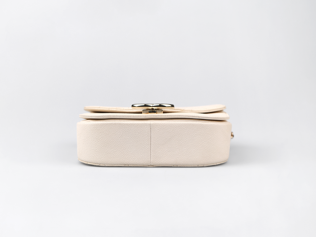 CHANEL Ivory Caviar Quilted Medium Saddle Flap Bag with Dual-Tone CC BuckleC18