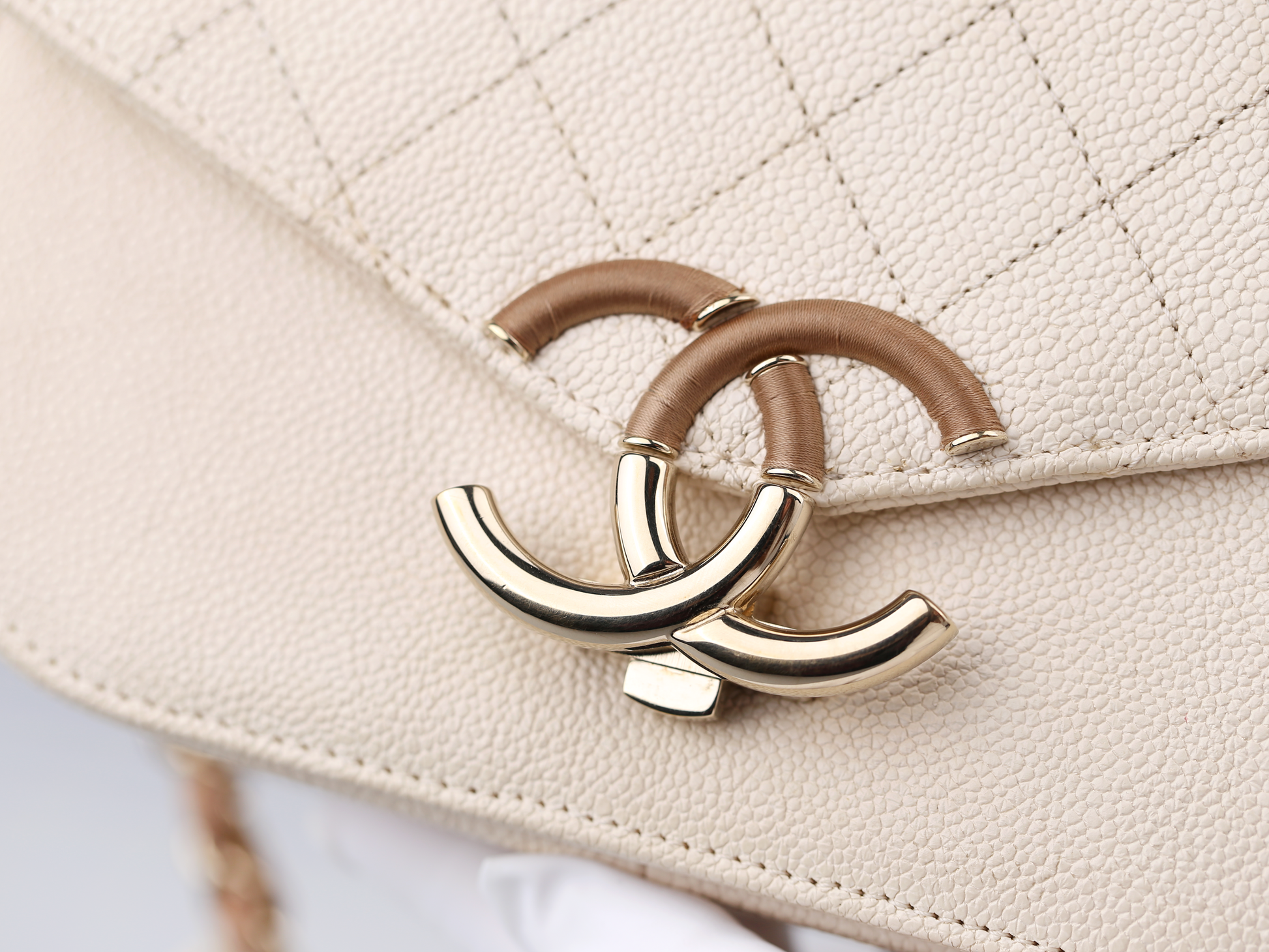 CHANEL Ivory Caviar Quilted Medium Saddle Flap Bag with Dual-Tone CC BuckleC18
